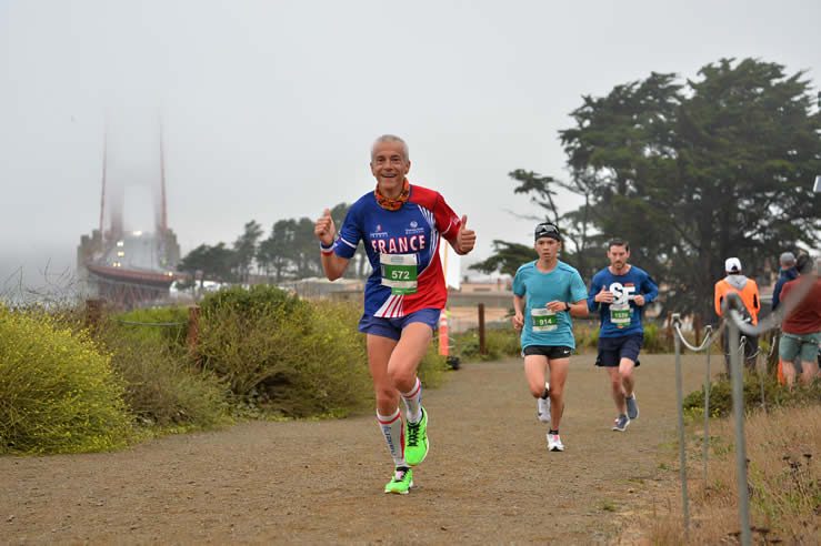 Des chemins de terre pour un marathon sur route, pas commun...