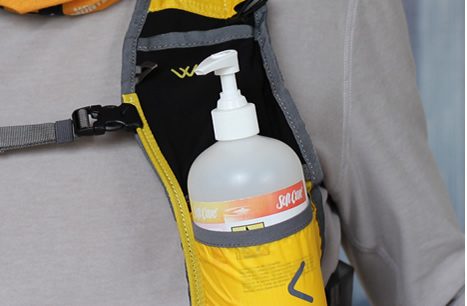 Difficile d’ingérer ce gel hydro-alcoolique avec ce mode de distribution, mal conçu pour les trailers